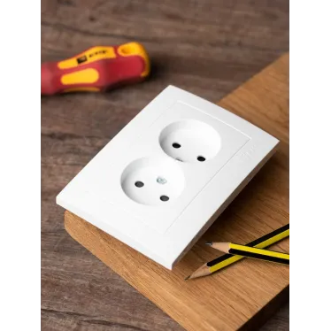 Валенсия розетка 2-местная б/з 10А белая с защ. штор.