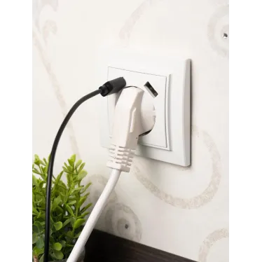 Розетка Минск 1-местная СП с заземлением 16А белая с защитными шторками с 2 USB 2,1А