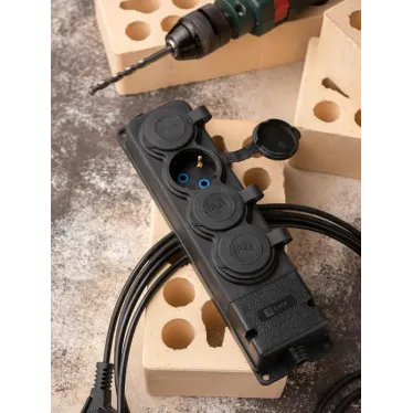 Роз. четырехмест. с защит. крышками каучуковая 230В 2P+PE 16A IP44 DIY