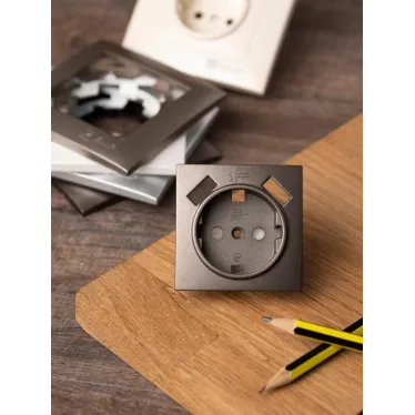 Валенсия лицевая панель розетки 1-местной с/з 16А графит с защ. штор. с 2 USB 2,1А