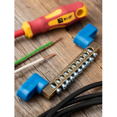 Шина 0 N (6х9мм) 10 отверстий латунь 2 синих угловых изолятора PROxima