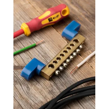 Шина нулевая 8х12 мм 125А 8 отверстий 2 изолятора стойка латунь