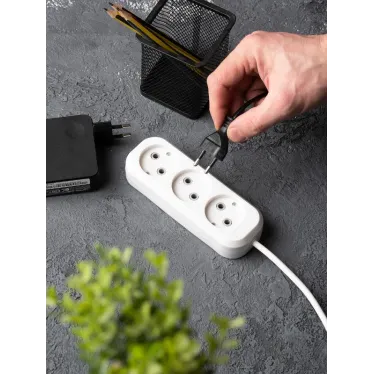 Удлинитель 'Эксперт' 3 гнезда 5 метров 10А/2.2кВт без заземления ПВС 2х0.75 PROxima