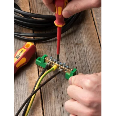 Шина 0 PE 6x9мм 6 отверстий латунь с контактной пластиной 2 зелёных угловых изолятора PROxima