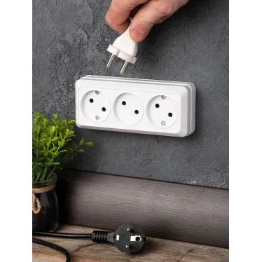 Розетка Рим 3-местная 10А без заземления белая