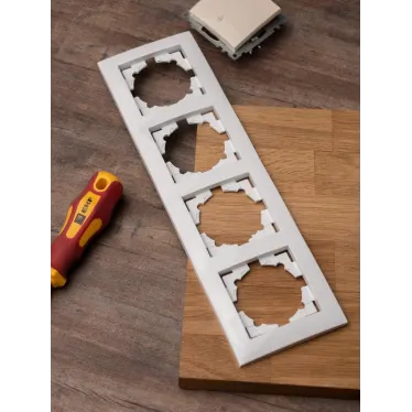 Валенсия рамка 4-местная белая