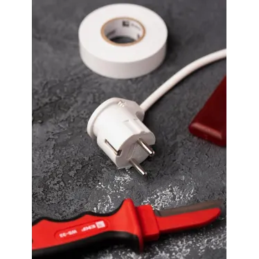 Вилка угловая с заземлением белая 16А 250В