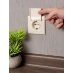 Валенсия розетка 1-местная с/з 16А кремова с крышкой и защ. штор.