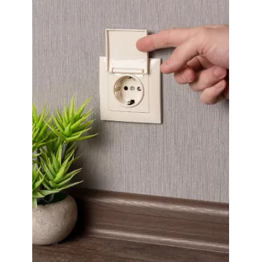 Валенсия розетка 1-местная с/з 16А кремова с крышкой и защ. штор.