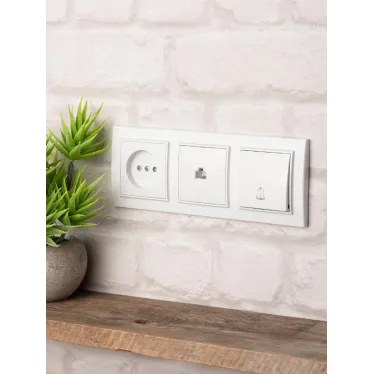 Рамка Минск 3-местная горизонтальная белая