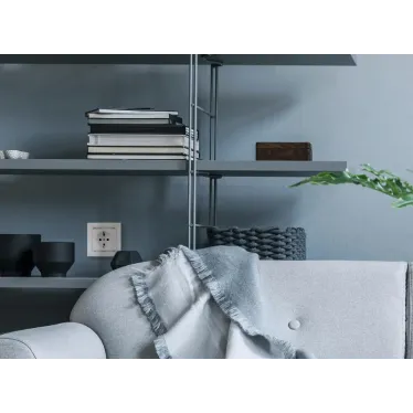 VALENA Розетка с заземлением в рамку белая