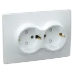 КВАРТА Розетка двойная с заземлением со шторками белая 16А