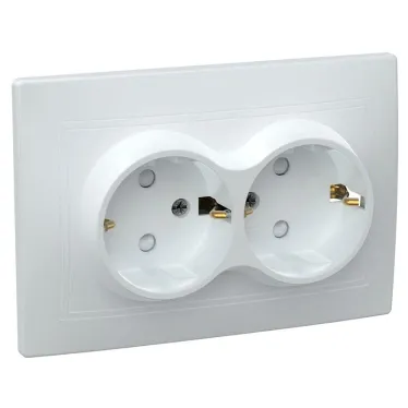КВАРТА Розетка двойная с заземлением со шторками белая 16А