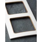 Стокгольм Рамка 4-местная белая с линией цвета шампань