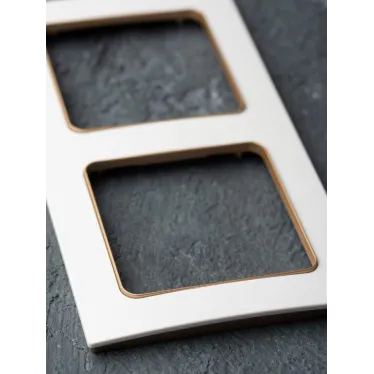 Стокгольм Рамка 4-местная белая с линией цвета шампань