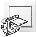Розетка с заземлением IP44 - Legrand Valena - со шторками с защитной крышкой 16А 250В винтовые зажимы - белая