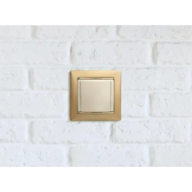 VALENA Розетка с заземлением с крышкой в рамку слоновая кость