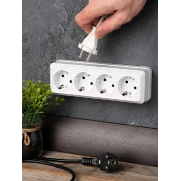 Розетка Рим 4-местная 16А с заземлением белая