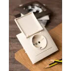 Валенсия розетка 1-местная с/з 16А кремова с крышкой и защ. штор.