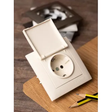 Валенсия розетка 1-местная с/з 16А кремова с крышкой и защ. штор.