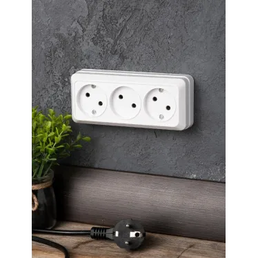 Розетка Рим 3-местная 10А без заземления белая