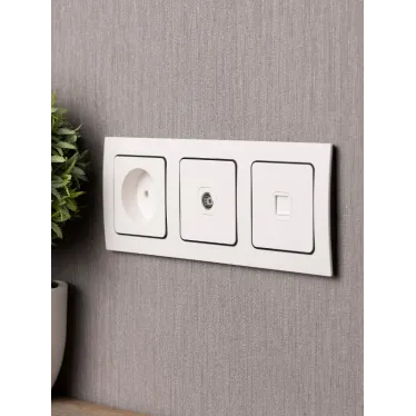 Стокгольм Рамка 3-местная белая с линией цвета черный