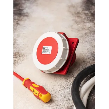 Розетка стационарная внутренняя угловая 4252 3Р+РЕ+N 32А 380В IP67 PROxima