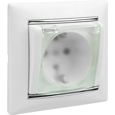 VALENA Розетка с заземлением с крышкой со шторками белая