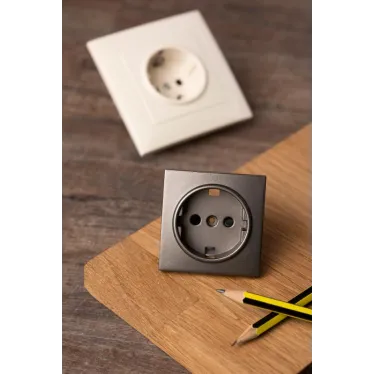 Валенсия лицевая панель розетки 1-местной с/з 16А графит с защ. штор.