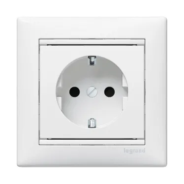 VALENA Розетка с заземлением со шторками в рамку белая