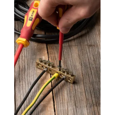 Шина нулевая 8х12мм 125А 8 отверстий крепеж по центру латунь PROxima