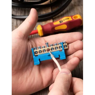 Шина 0 N (6х9мм) 8 отверстий латунь синий изолятор тип Стойка на DIN-рейку PROxima