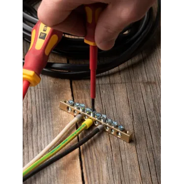 Шина PEN ноль-земля 6х9мм 10 отверстий латунь крепеж по краям PROxima