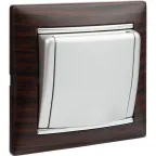 VALENA Розетка с заземлением без шторок с крышкой алюминий