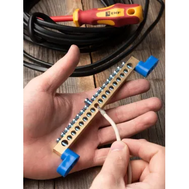 Шина 0 N (8х12мм) 18 отверстий латунь 2 синих угловых изолятора PROxima