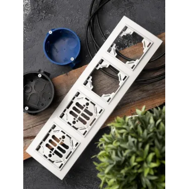 Рамка Минск 4-местная горизонтальная белая