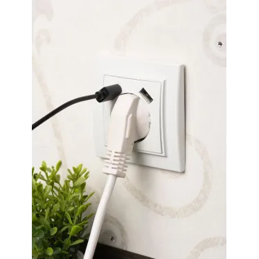 Розетка Минск 1-местная СП с заземлением и крышкой 16А белая защитные шторки