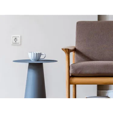 VALENA Розетка с заземлением в рамку белая