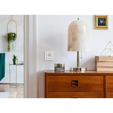 ETIKA Розетка без заземления со шторками белая винтовые зажимы