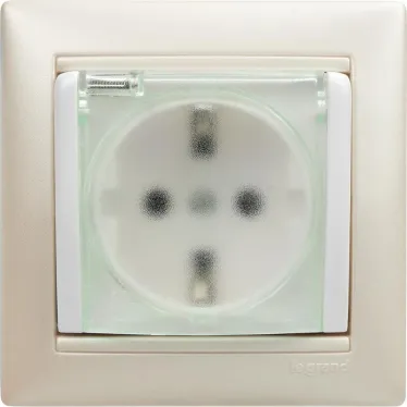 VALENA Розетка с заземлением с крышкой со шторками белая