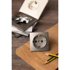 Валенсия лицевая панель розетки 1-местной с/з 16А кашемир с защ. штор.