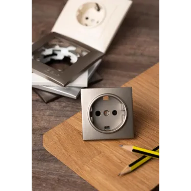 Валенсия лицевая панель розетки 1-местной с/з 16А кашемир с защ. штор.