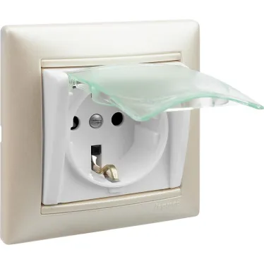 VALENA Розетка с заземлением с крышкой со шторками белая