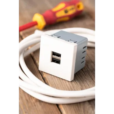 Розетка USB, сила тока 2.1 А (2 гнезда) без индикатора