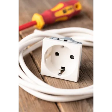 Розетка 45х45 (2 модуля), с заземлением, белая, пря мая