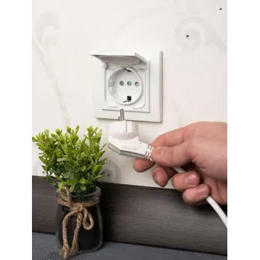 Розетка Минск 1-местная СП с заземлением и крышкой16А белая защитные шторки IP44