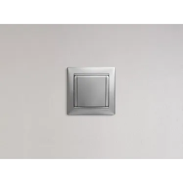 VALENA Розетка с заземлением без шторок с крышкой алюминий