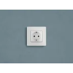 ETIKA Розетка с заземлением со шторками белая