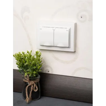 Минск Розетка 2-местная СП с/з с крышкой 16А белаяс защ. штор. IP44