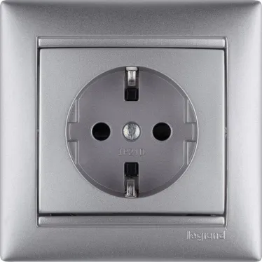 VALENA Розетка с заземлением со шторками в рамку алюминий